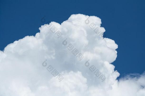 看法向一白色的积云松软的云采用蓝色天