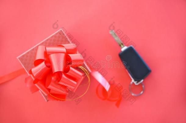 给予赠品<strong>汽车</strong>钥匙观念红色的赠品盒和红色的带弓和英语字母表的第<strong>11</strong>个字母
