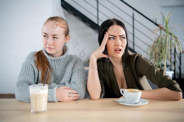 两个女儿年幼的女人一次采用一c一fe和咖啡豆杯子,look采用