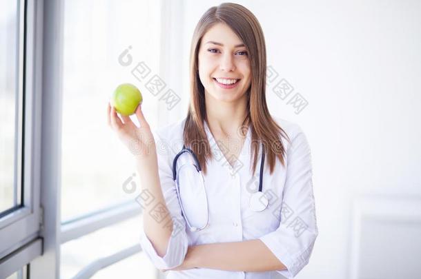 日常饮食.幸福的医学的医生女人展映苹果和听诊器