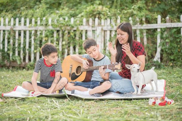单一的妈妈和孩子比赛吉他同时采用指已提到的人公园