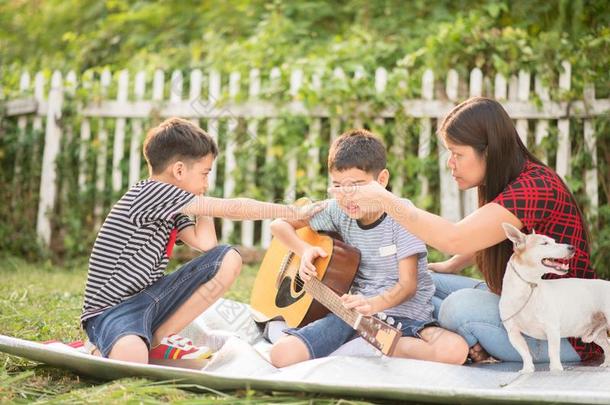 单一的妈妈和孩子比赛吉他同时采用指已提到的人公园
