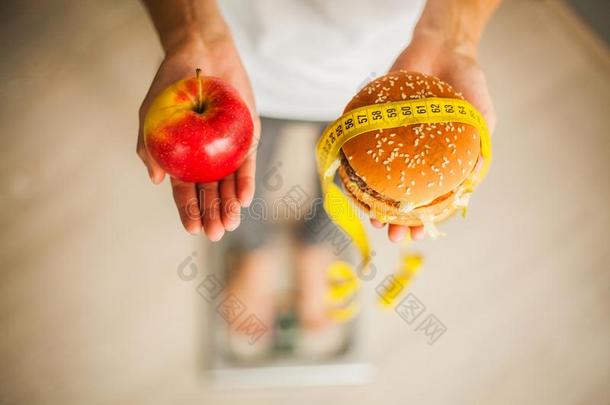 日常饮食.女人量身<strong>体重</strong>量向<strong>称</strong>规模佃户租种的土地有围墙的城