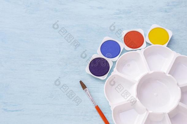 富有色彩的水彩碑和塑料制品调色板和颜料刷子