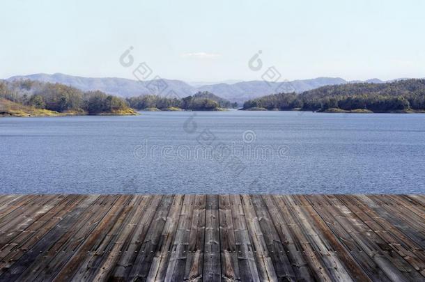 木材地面和太好了山水坝风景采用泰国