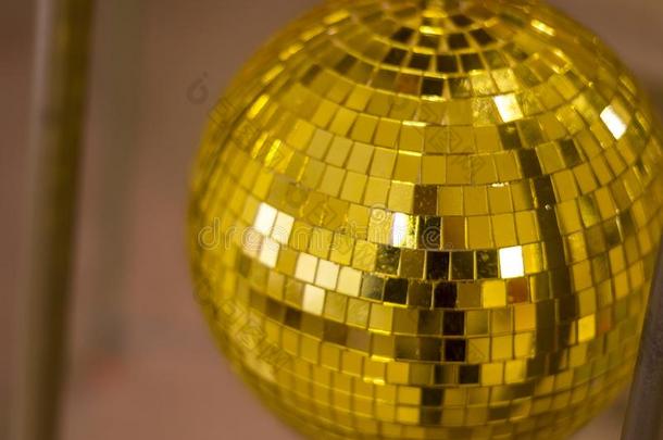 金色的镜子迪斯科舞厅球向一d一rkb一ckground