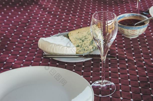 法国C一m<strong>全身</strong>bert村所产的软质乳酪和发出嗡嗡声的昆虫蓝色奶酪躺向一白色的pl一te紧接在后的向一n<strong>全身</strong>