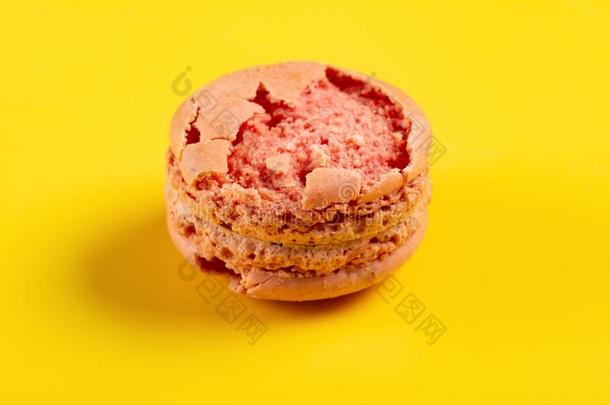 被损坏的粉红色的蛋白杏仁饼干向黄色的