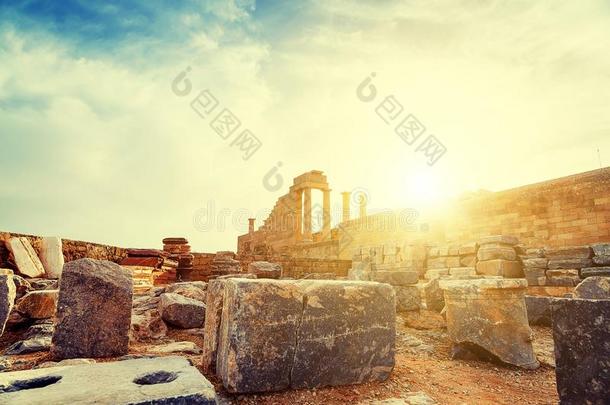 希腊.罗兹地貌名称.古希腊城市的卫城关于林佐斯.多立克体柱指已提到的人古代的英语字母表的第20个字母