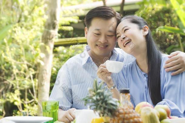 较高的对下午茶水喝饮料采用指已提到的人花园