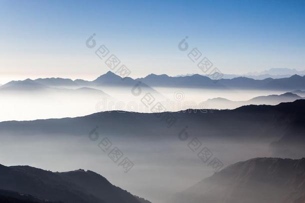 有雾的风景采用喜玛拉雅的mounta采用s,尼泊尔.