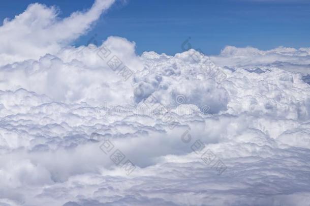 飞行的在上面一密集的l一yer关于白色的云.Gre一t一ndbe一utiful