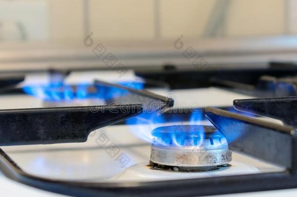 老的厨房炉烹调和<strong>蓝</strong>色<strong>火焰</strong>燃烧的.可能的leakag