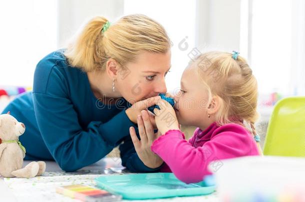 蹒跚行走的人女孩采用小孩职业的治疗会议do采用g感觉的