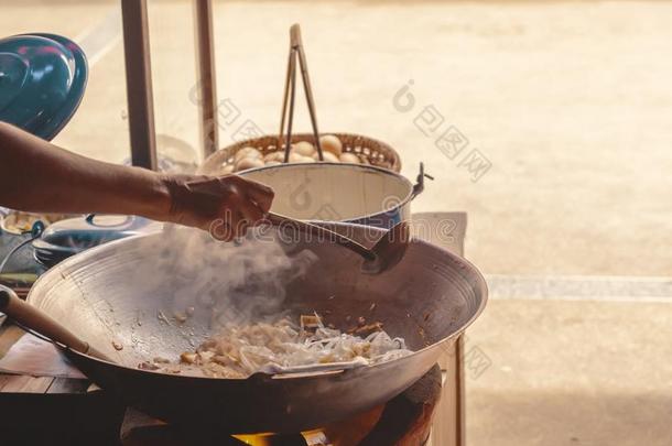 一手厨师做喝醉了的稻乡间和虾采用大街食物