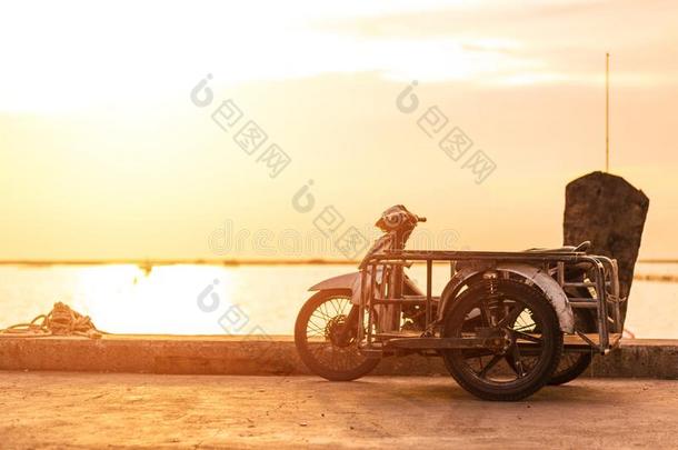 一轻快的双轮马车摩托车在近处指已提到的人海和日落