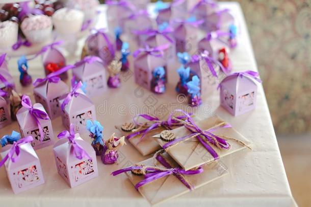 美好的紫罗兰装饰为生日社交聚会,糖果和信封