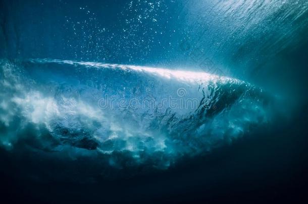 在水中的波浪.完美的桶波浪绝对的采用洋