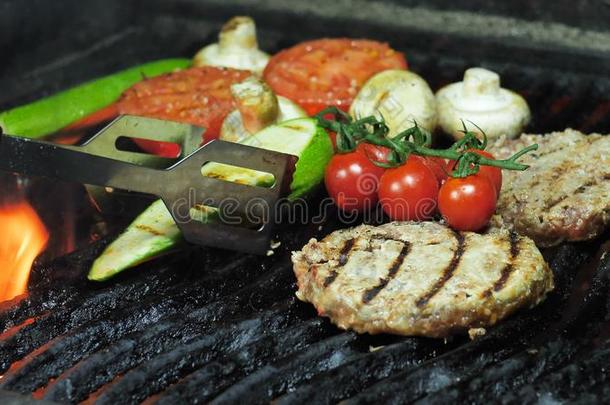 肉片肉片关于牛肉和烤的蔬菜,夏季产南瓜之一种和托马