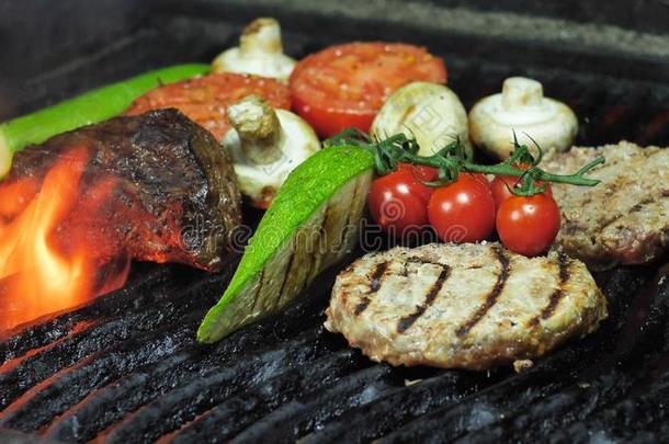 汉堡包肉片肉片关于牛肉和烤的蔬菜,夏季产南瓜之一种,