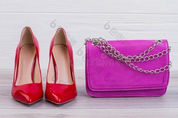 红色的高的高跟鞋和粉红色的袋.