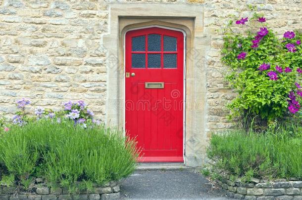 红色的门采用一英语小屋框架坝在旁<strong>边花</strong>