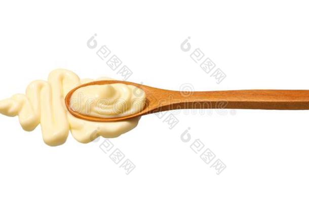 蛋黄酱调味汁采用小的木制的勺隔离的向白色的后座议员
