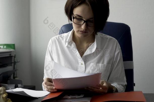 美丽的女人和短的,黑暗的头发采用眼镜arrang采用gdocument文件