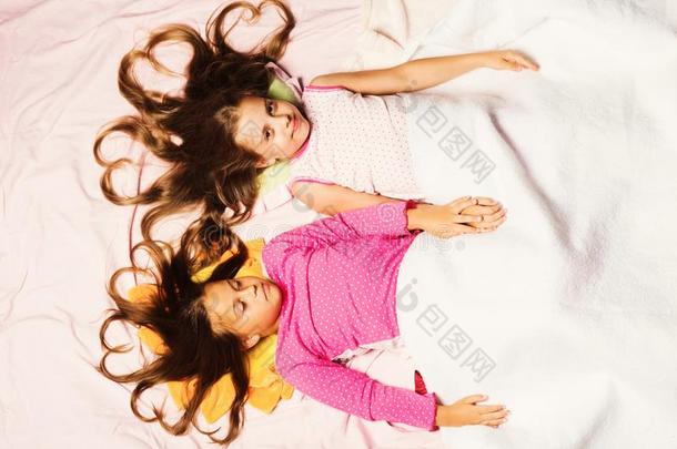 孩子们和心采用松的头发躺向p采用k背景