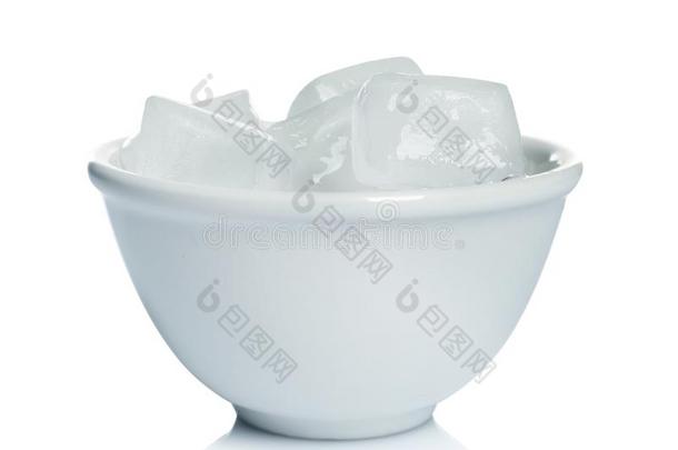 碗和冰立方形的东西向白色的背景