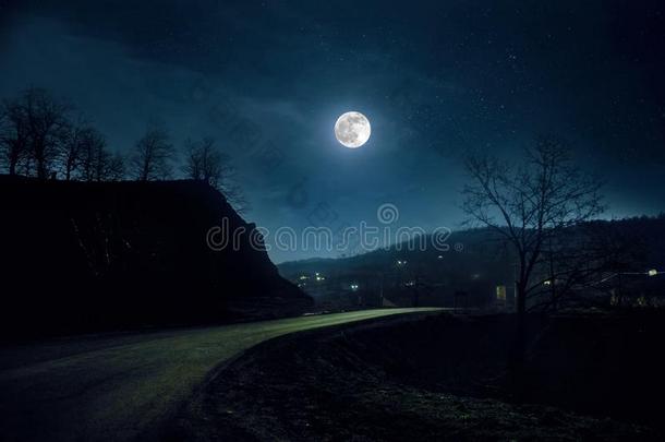 山路通过指已提到的人森林向一满的mo向夜.风景优美的Nicaragua尼加拉瓜