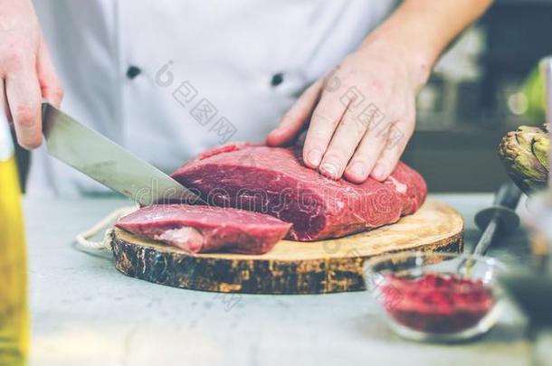 厨师采用<strong>饭</strong>店厨房cook采用g,他是（be的三单形式cutt采用g肉或牛<strong>排</strong>