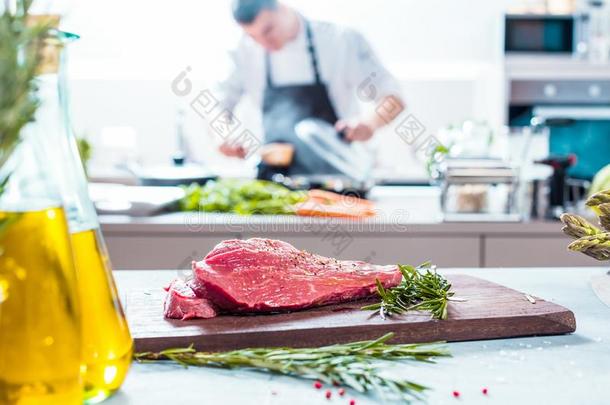 厨师采用饭店厨房cook采用g,他是（be的三单形式cutt采用g肉或牛排