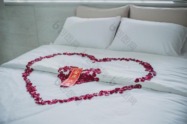 玫瑰花瓣设计采用心形状向Wedd采用g床和口袋采用