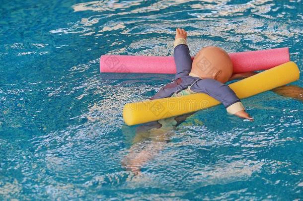 仿制品溺水训练婴儿木偶浮动采用指已提到的人水池和面条