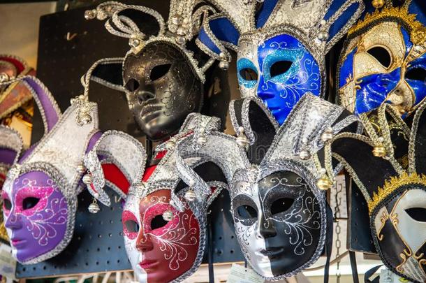 放置关于可收集的威尼斯的狂欢节面具,酿酒的陶器的对象