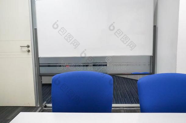 内部关于白色书写板和会议椅子采用会议房间
