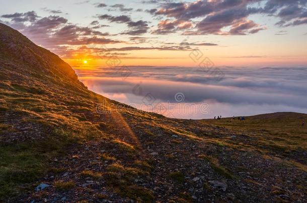 日落采用指已提到的人雾向指已提到的人岩石关于索洛亚,挪威