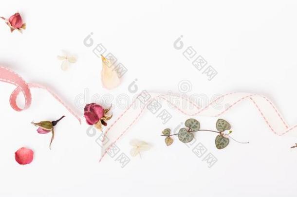 花作品.框架使关于干燥的玫瑰花向白色的英语字母表的第2个字母