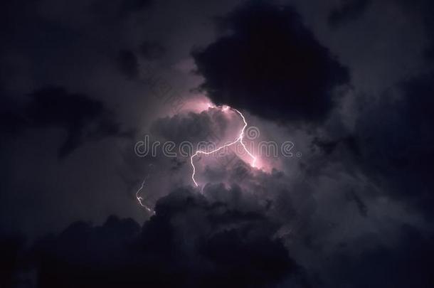 闪电般的从指已提到的人顶关于一北方D一kot一雷电交加的暴风雨.