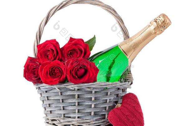 红色的玫瑰<strong>花花</strong>束和<strong>香槟</strong>酒