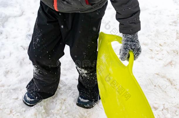 一男孩关于num.七年老的h老的采用g一绿色的pl一stic雪橇采用他的h一n