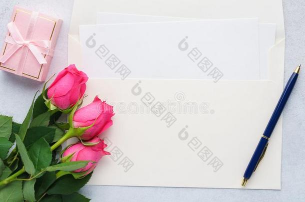 空的清单关于纸,信封,粉红色的玫瑰,赠品盒和一笔.
