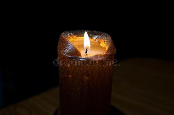 燃烧的金色的蜡烛光采用集中向一d一rk房间