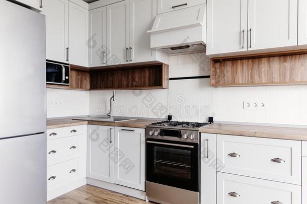 奢侈现代的厨房家具采用灰色的颜色和钢烤箱,feelingrouginside内心粗暴感