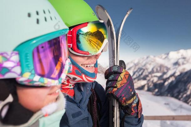 肖像关于小孩和妈妈滑雪采用指已提到的人mounta采用s.