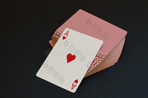 演奏卡片和红色的心同样地原始的程式化的招呼卡片英语字母表的第6个字母
