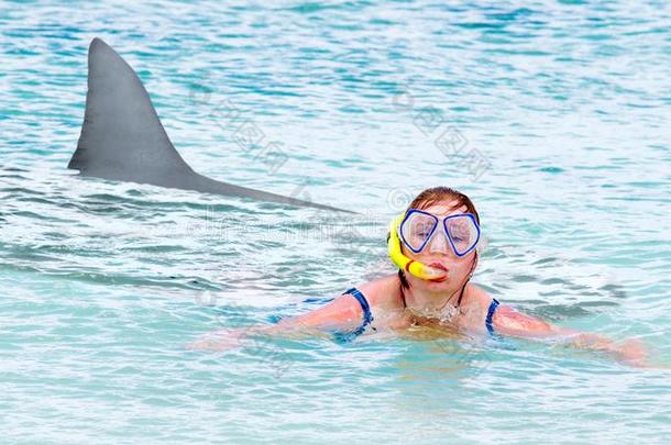 很害怕的游泳者逃走从白色的鲨鱼.