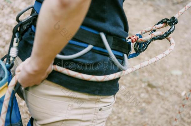 登山者把绳索拴在系绳栓上和粗绳和数字num.八户外的.