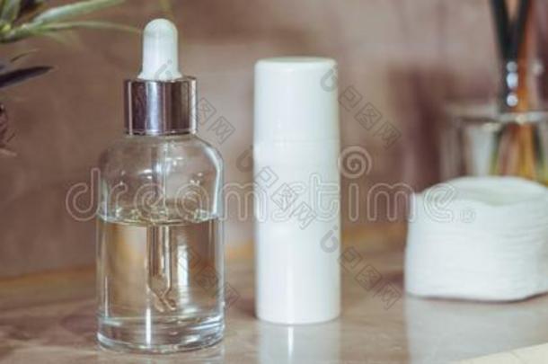 白色的瓶子关于化妆品产品.护理皮肤的美好治疗,守护神